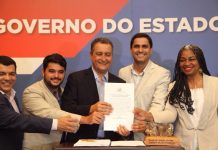 Ricardo Mascarenhas, assina convênio para asfaltamento de avenidas da cidade