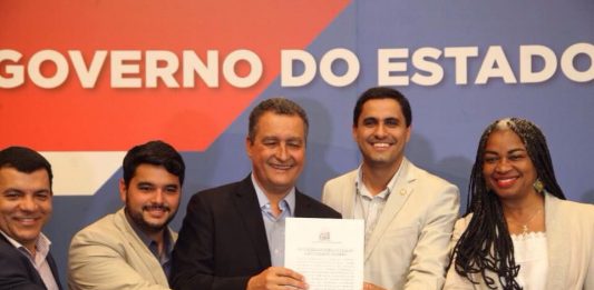 Ricardo Mascarenhas, assina convênio para asfaltamento de avenidas da cidade