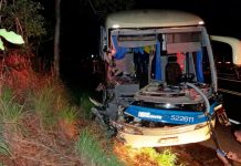 Três pessoas ficam feridas após ônibus colidir em caminhão na BR-242