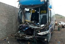 Batida entre ônibus e carreta deixa 1 morto e 8 feridos na BR-242 em Itaberaba