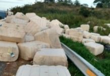 Carreta que transportava algodão tomba na BR-242, em Seabra