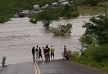 Rio invade BR-242 e provoca engarrafamento quilométrico nos 2 sentidos da rodovia