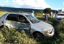 Carro é atingido por outro em cruzamento na BR-242, capota e vai parar no meio do mato