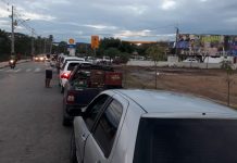 Motoristas enfrentam filas para tentar abastecer veículos em Itaberaba