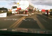 Caminhoneiro fazem protestos em trechos da BR-242