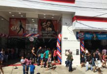 Com uma multidão na porta, Real Calçados e Confecções reinaugura loja em Itaberaba