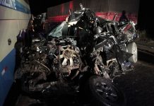 Homem morre após caminhonete bater de frente com carreta na BR-242