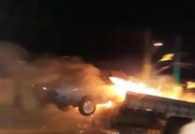 Caminhão transportando veículo em chamas causa susto em Itaberaba