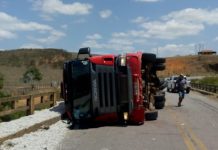 Caminhão tomba na BA-130, entre Macajuba e Ruy Barbosa