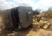 Caminhão carregado com batatas tomba na BR-242; motorista sai ileso