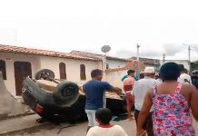 Veículo bate em muro e capota em Ipirá