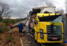 Grave acidente envolvendo seis veículos deixa feridos na BR-242