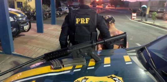 Mulher é presa com fuzil AR-15 em Itaberaba