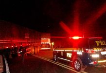 Carretas ficam atravessadas em rodovia após batida na BR-242