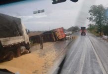 Três carretas carregadas de soja tombam e carga fica espalhada na BR-242; mulher fica ferida