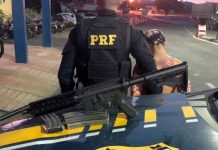 Com fuzil AR-15, mulher é presa pela PRF dentro de ônibus em Itaberaba