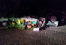 Caminhão carregado de frutas tomba em Macajuba