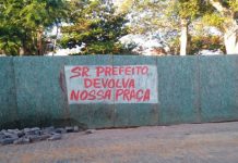 Ipirá: cansados da espera, moradores da Praça São José protestam com cartazes