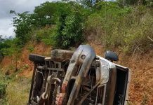 Van capota na BA-046 entre Ruy Barbosa e Itaberaba