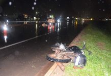 Homem morre após cair de moto em acidente e ser atropelado por vários carros na BR-242