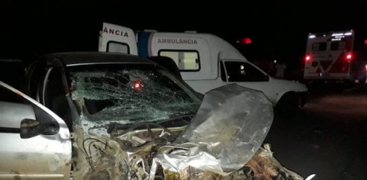 Três pessoas morrem em acidente entre carro, moto e ônibus na BR-242