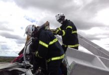 Homem morre em acidente com carretas que levavam postes e telhas na BA-052