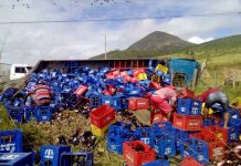 Caminhão carregado de garrafas tomba na BA-046, próximo à Ruy Barbosa