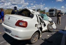 Homem morre após carro bater de frente com carreta na BR-242