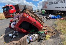 Uma pessoa morre em grave acidente entre carro e carreta na BR-242