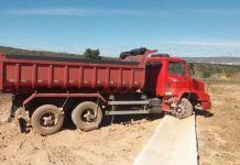 Caminhoneiro embriagado provoca acidente e invade canteiro central na BR 242