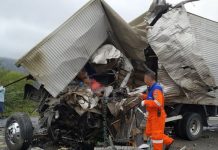 Acidente com caminhão da banda de Léo Santana deixa dois mortos em Itatim