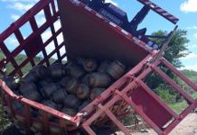 Caminhão carregado de botijões gás tomba na BA-052, entre Baixa Grande e Mundo Novo