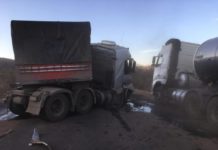 Engavetamento entre carretas, caminhões e carro deixa feridos na BR-242