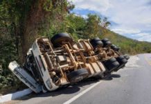 Motorista fica ferido após carreta tombar na BR-242