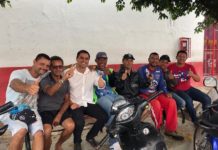 Ricardo Mascarenhas entrega bancos para mototaxista em Itaberaba