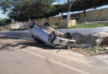 Veículo capota em frente ao Cemitério recanto da Paz, em Itaberaba