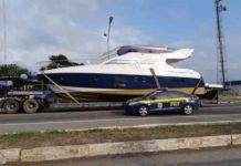 PRF flagra barco de luxo sendo transportado de forma irregular em Milagres