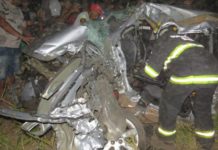 Quatro pessoas ficam feridas após colisão entre carreta e carro na BR-242