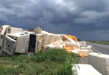 Carreta carregada de algodão tomba e motorista fica ferido em trevo que dá acesso à BR-242