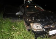 Homem fica ferido após carro capotar na BR-242