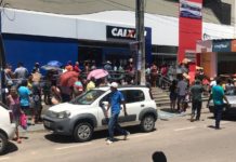 Aglomeração de pessoas marca manhã desta sexta-feira, na porta de bancos em Itaberaba