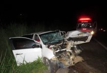 Três pessoas ficam feridas após batida entre carro e carreta na BR-242