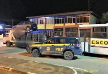 PRF apreende carga de pneus sem documentação e transportada em ônibus escolar e caminhão na BR 242