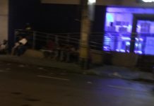 Dezenas de pessoas passam a noite na porta da Caixa Economica em Itaberaba