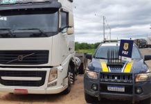 Em Itaberaba, PRF recupera caminhão trator roubado logo após o crime