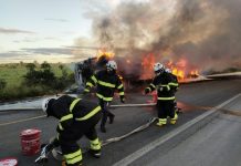 Caminhão pega fogo na BR-242, próximo à Itaberaba