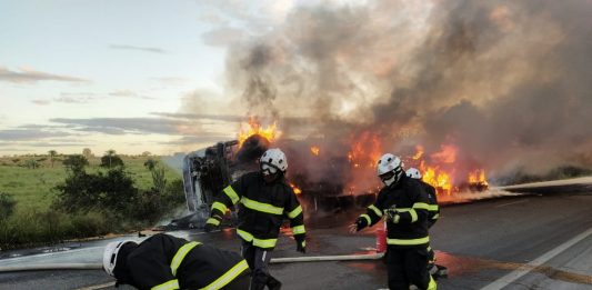 Caminhão pega fogo na BR-242, próximo à Itaberaba