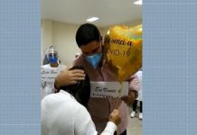 Paciente recebe homenagem no Centro de Hemodiálise de Itaberaba, após se recuperar da Covid-19