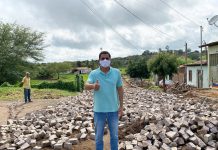 Ricardo Mascarenhas acompanha obras de pavimentação de 38 ruas em Itaberaba