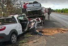 Homem morre e 4 pessoas ficam feridas após batida entre picape e caminhonete na BR-242